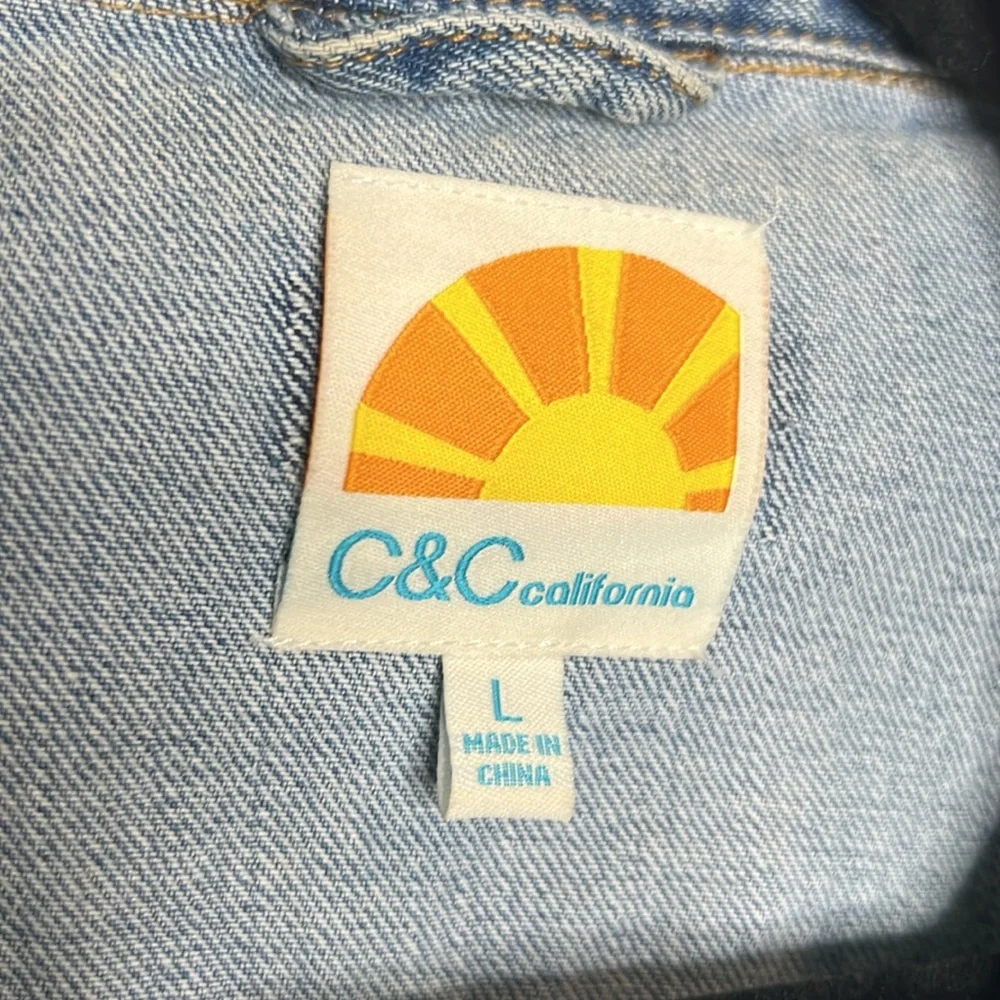 C&C California distressed button front denim jacket size Large
